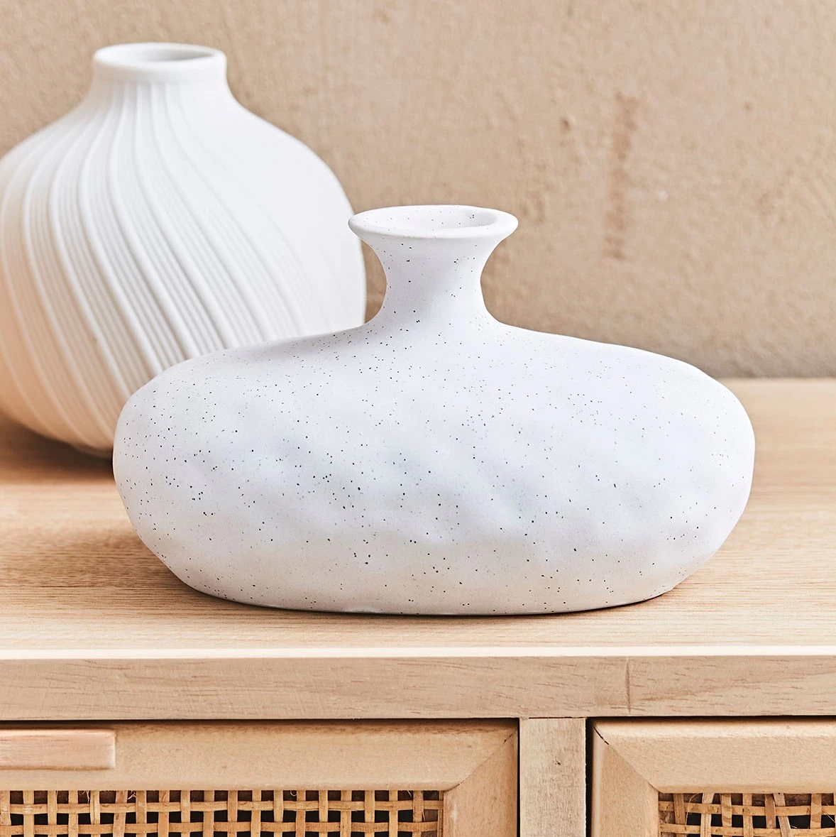 Arty Fêtes Vase Gustave Porcelaine Rainurée Blanc Matte 2 Arty Fêtes Vase Gustave Porcelaine Rainurée Blanc Matte – Image 2