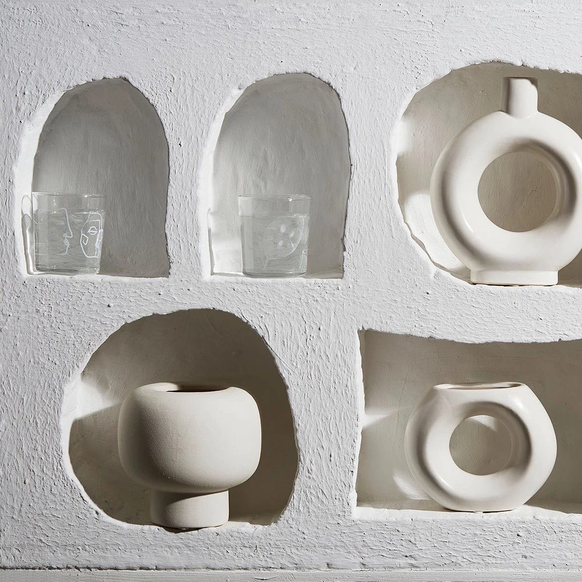 Côté Table Vase Maceio Blanc Casse D18.5xh18.5cm Gres 3 Côté Table Vase Maceio Blanc Casse D18.5xh18.5cm Gres – Image 3